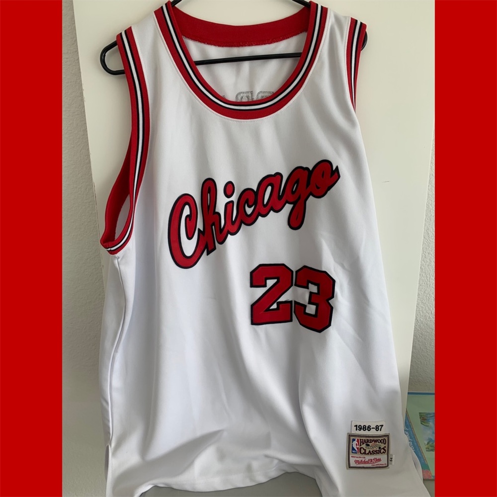 MITCHELL & NESS MENS CHICAGO 23 JORDAN 
SIZE 54